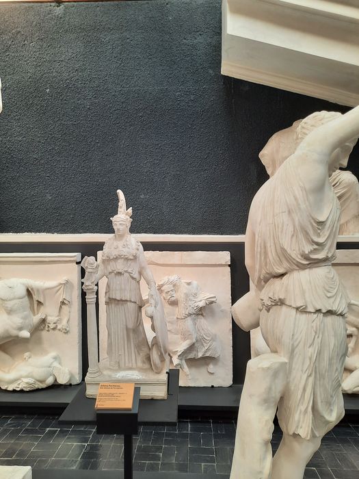 moulages de sculptures d'après l'antique, détails des œuvres exposées