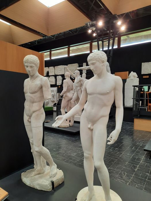 moulages de sculptures d'après l'antique, détails des œuvres exposées