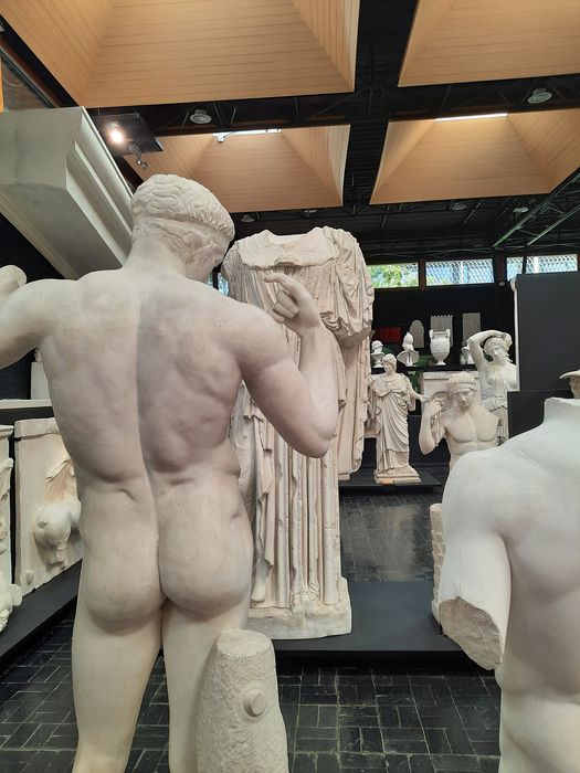 moulages de sculptures d'après l'antique, détails des œuvres exposées