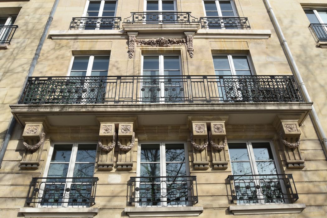 façade sur rue, vue partielle