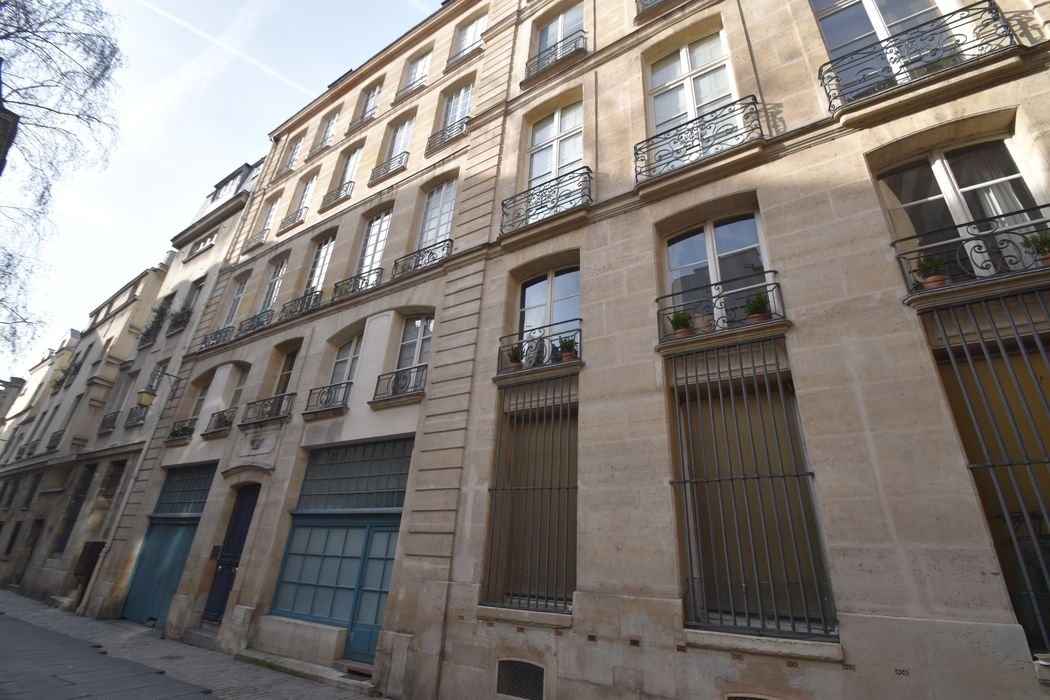 façades sur la rue des Barres