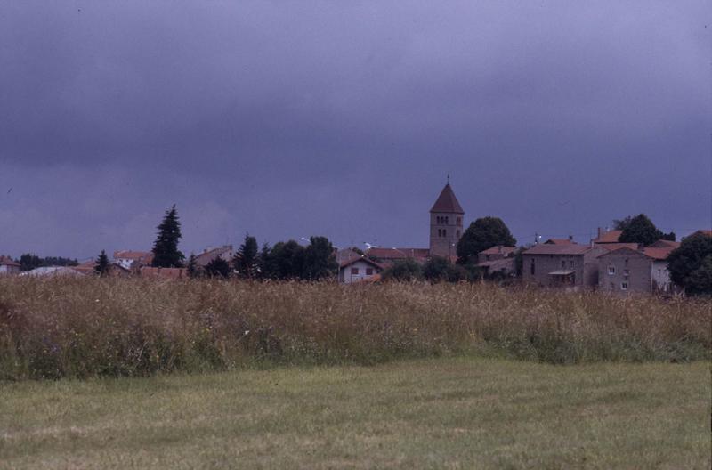 Vue éloignée du village et clocher de l'église