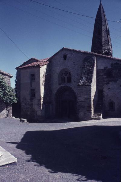 Façade ouest et clocher sur une place