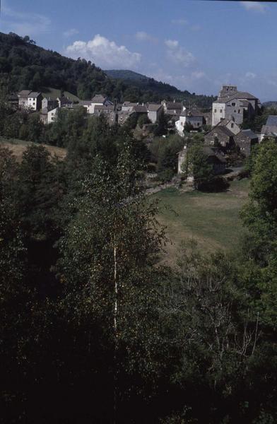 Vue éloignée du village et ensemble est de l'église