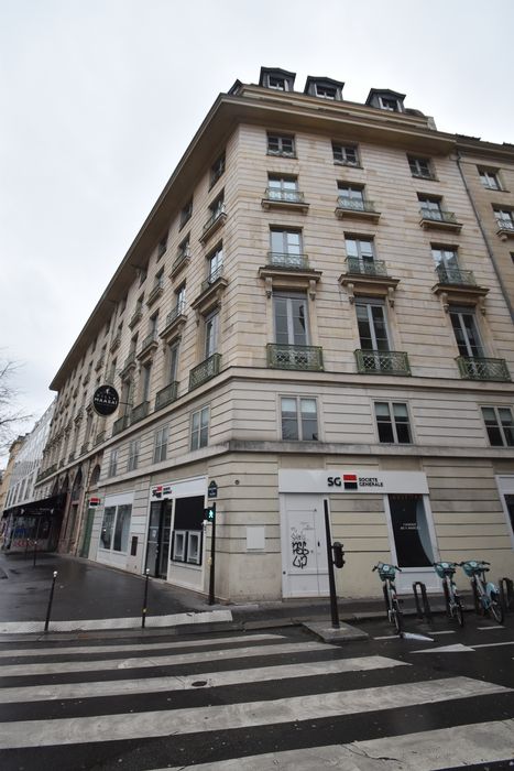 façades sur le boulevard des Italiens et sur la rue Favart