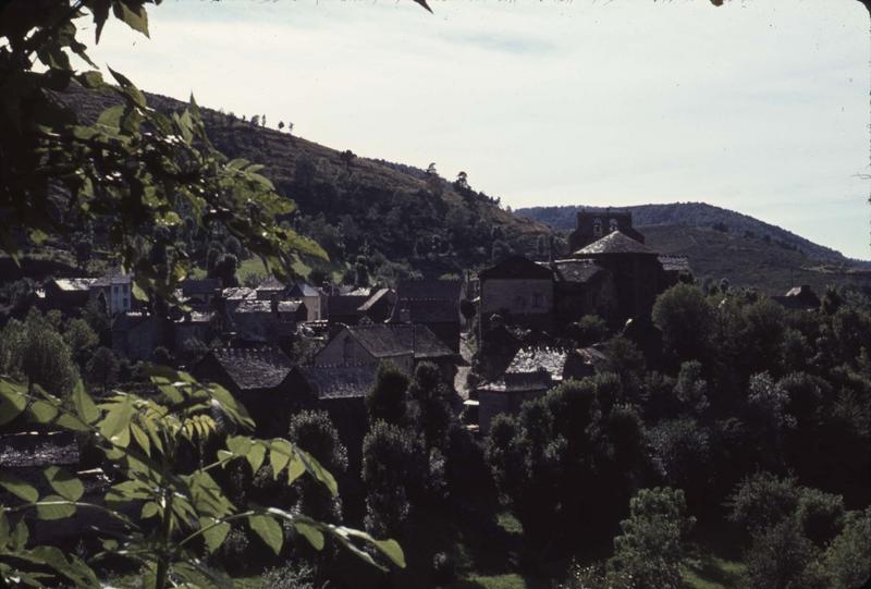 Abside et clocher, maisons environnantes