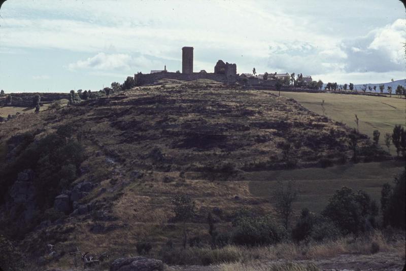 Vue générale de La Garde-Guérin : donjon et remparts