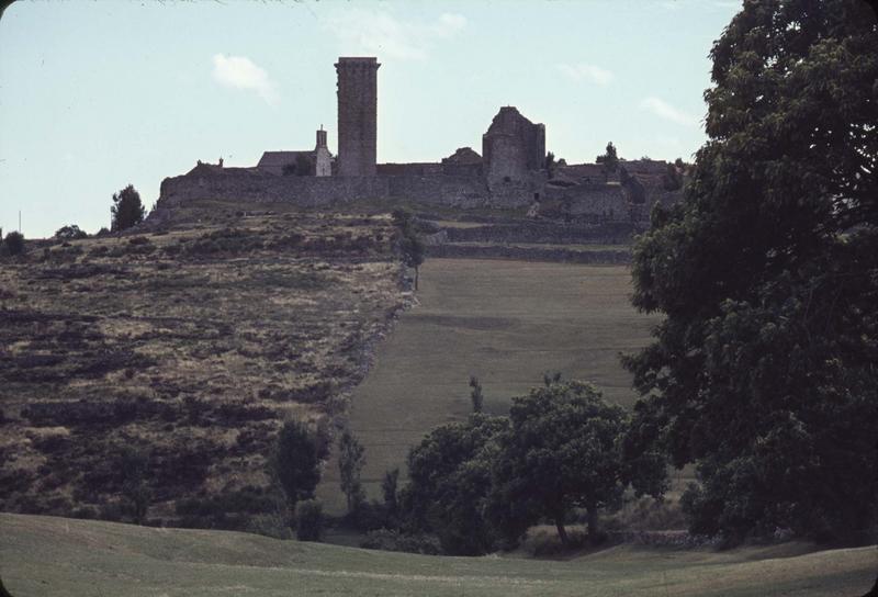 Vue générale de La Garde-Guérin : donjon et remparts