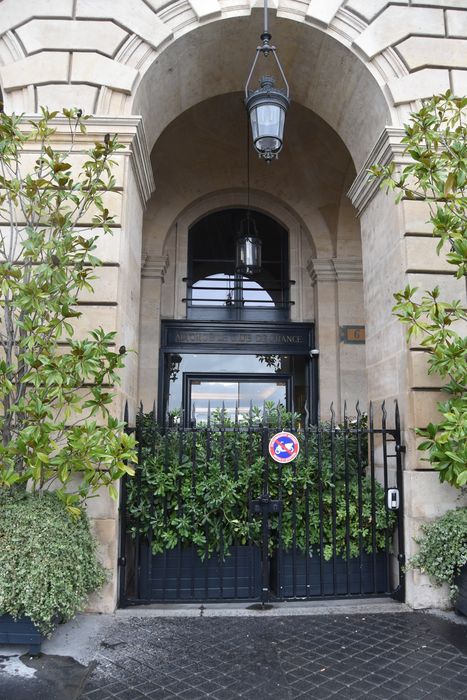 porte d’accès sur rue, vue partielle