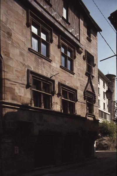 Façade ouest sur rue, fenestrage