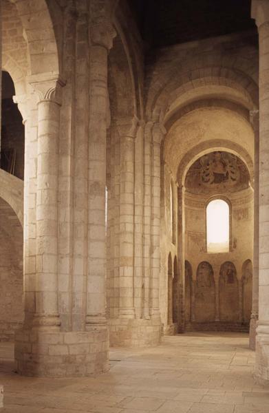 Intérieur : bras nord du transept et bas-côté