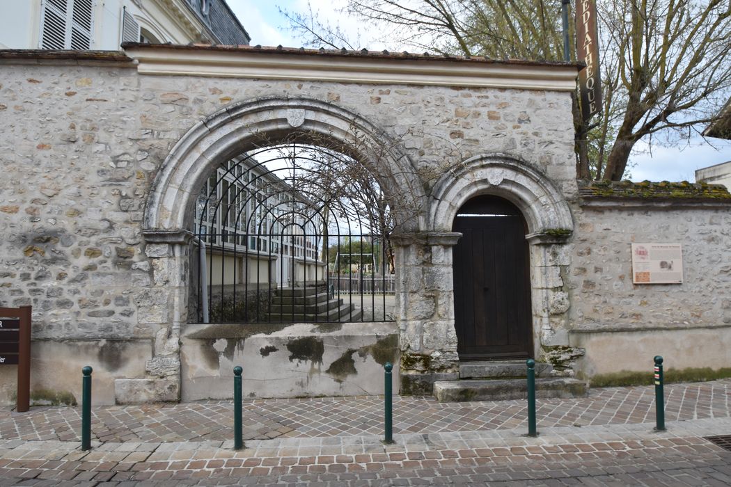 portes cochère et piétonnière d’accès sur rue