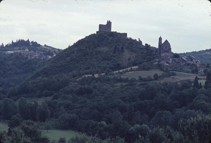 Vue éloignée sur le village, château et église