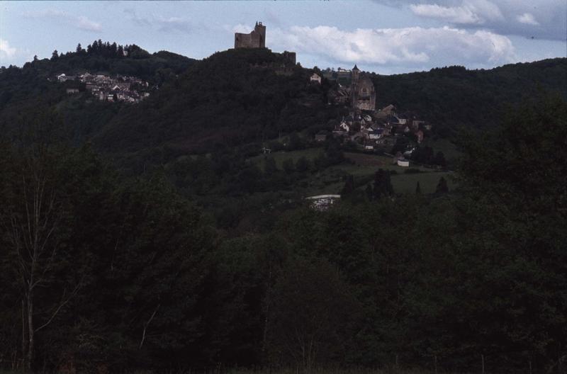 Vue éloignée sur le village, château et église