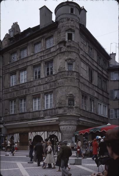 Angle de façades sur la place du Bourg