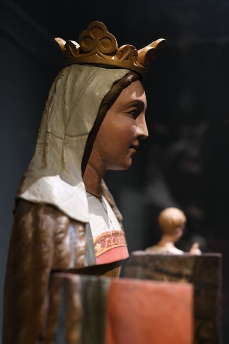 statue : Vierge à l’Enfant, détail, profil droit