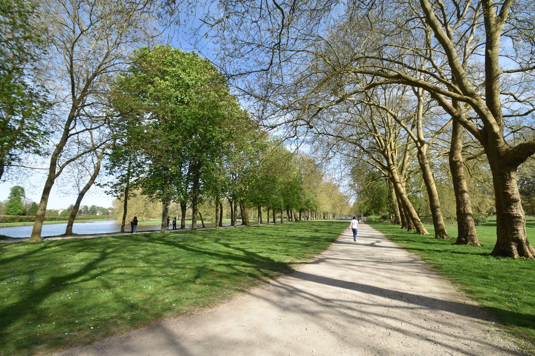 parc, grande allée depuis la grille d’accès Nord face à la Laiterie de la Reine en direction du Sud-Est