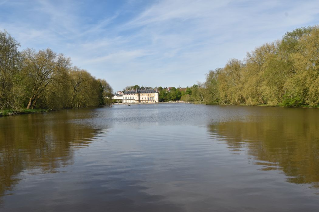 vue générale du château dans son environnement depuis l’extrémité Sud-Ouest de la pièce d’eau centrale