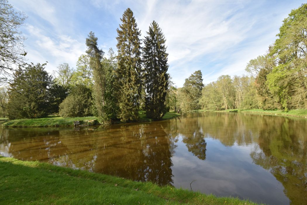 parc, vue partielle des bras d’eau depuis la grande allée Nord-Ouest, Sud-Est