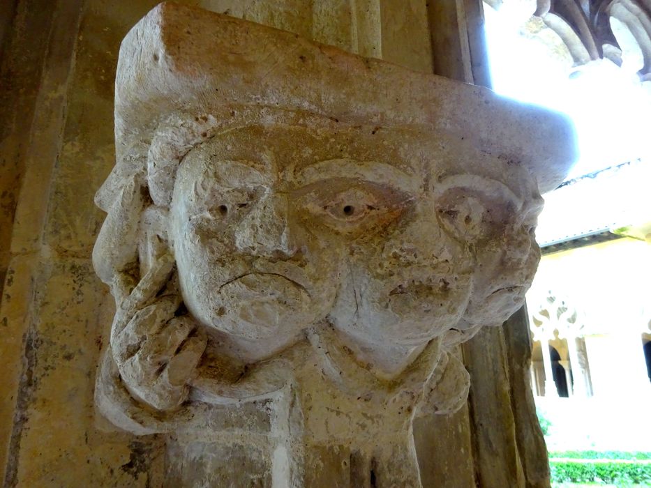 cloître, détail d’une console