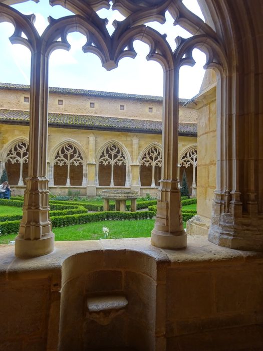 cloître, galerie nord, détail de l’escabeau du lecteur