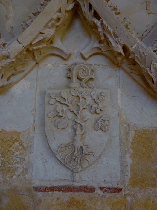 cloître, galerie nord, siège abbatial, détail d’un blason armorié