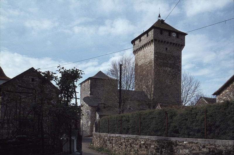 Ensemble et clocher-donjon depuis la rue