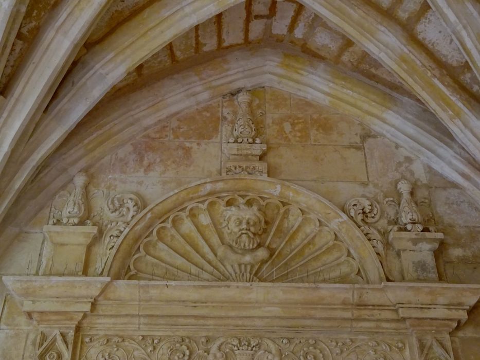 cloître, porte renaissance détail du tympan