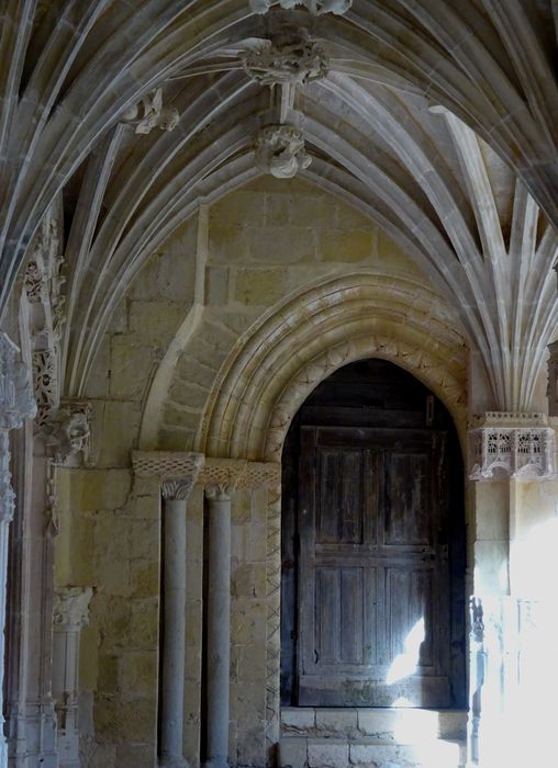 cloître, porte romane