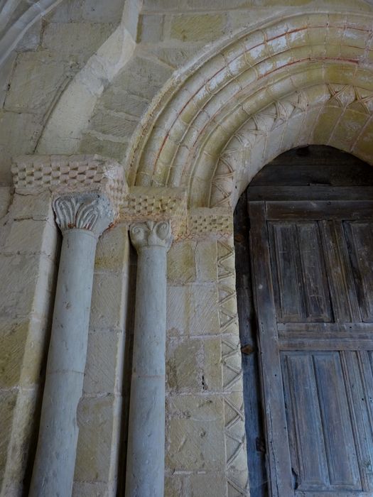 cloître, porte romane, vue partielle