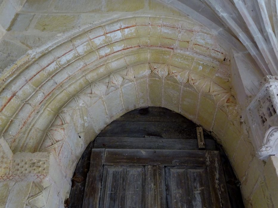 cloître, porte romane, vue partielle