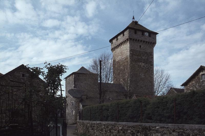 Ensemble et clocher-donjon depuis la rue