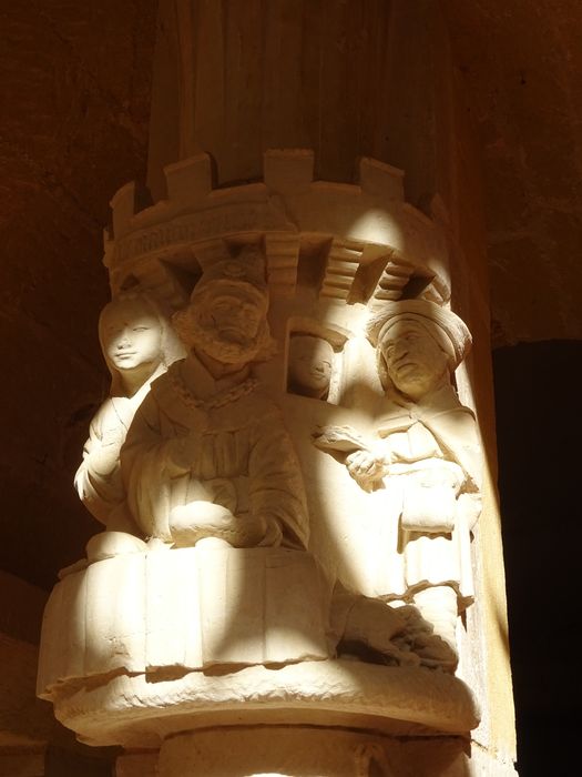 cloître, galerie nord, détail d’une bague de colonne sculptée