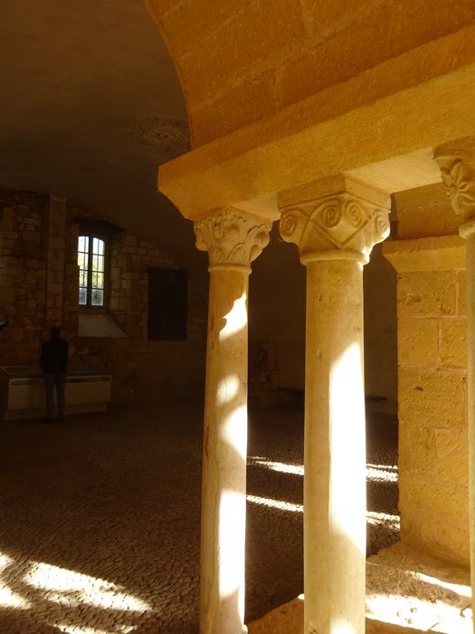 salle capitulaire, vue partielle des colonnettes de la baie