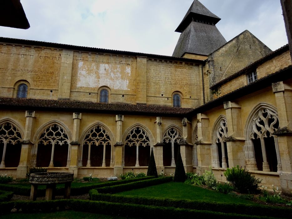 cloître, galeries nord et est, vue partielle