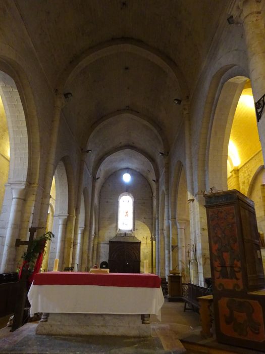 vue générale de la nef depuis le choeur