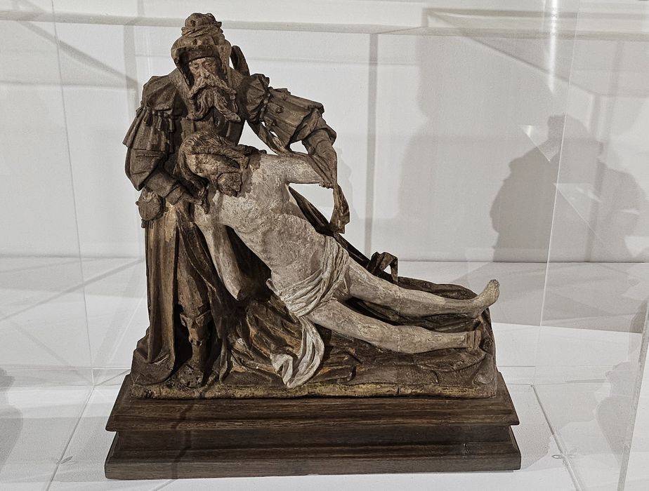 groupe sculpté : Le Christ mort soutenu par Joseph d'Arimathie