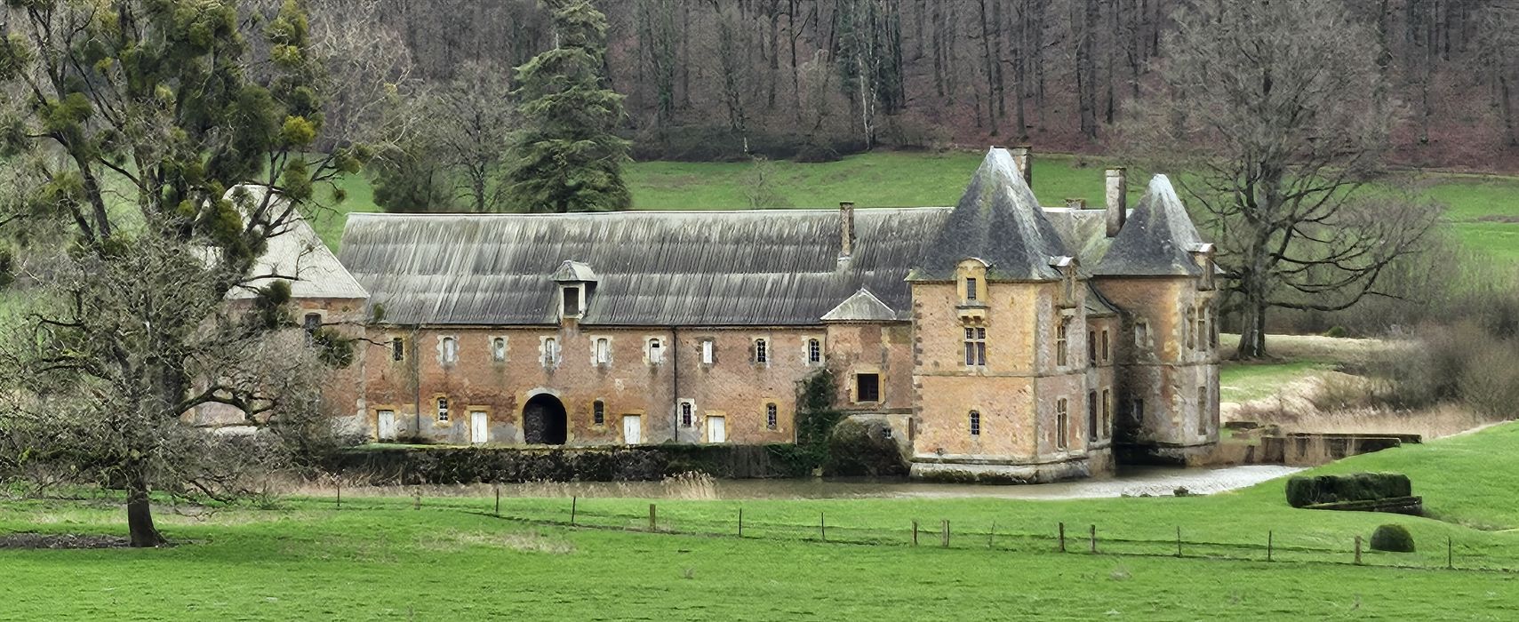 vue générale du bâtiment dans son environnement depuis le Nord-Ouest