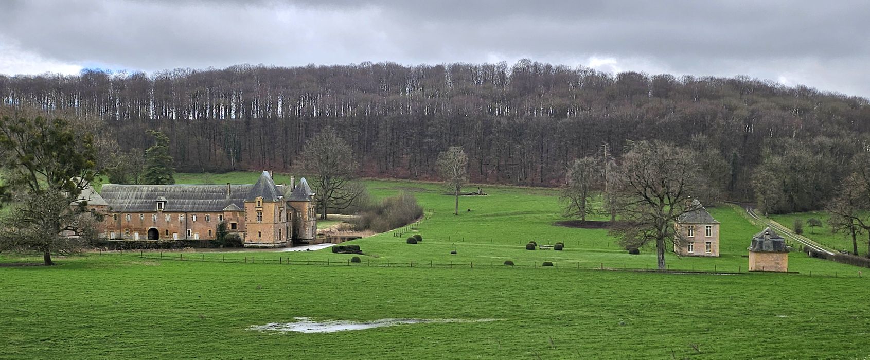 vue générale des bâtiments dans leur environnement depuis le Nord-Ouest