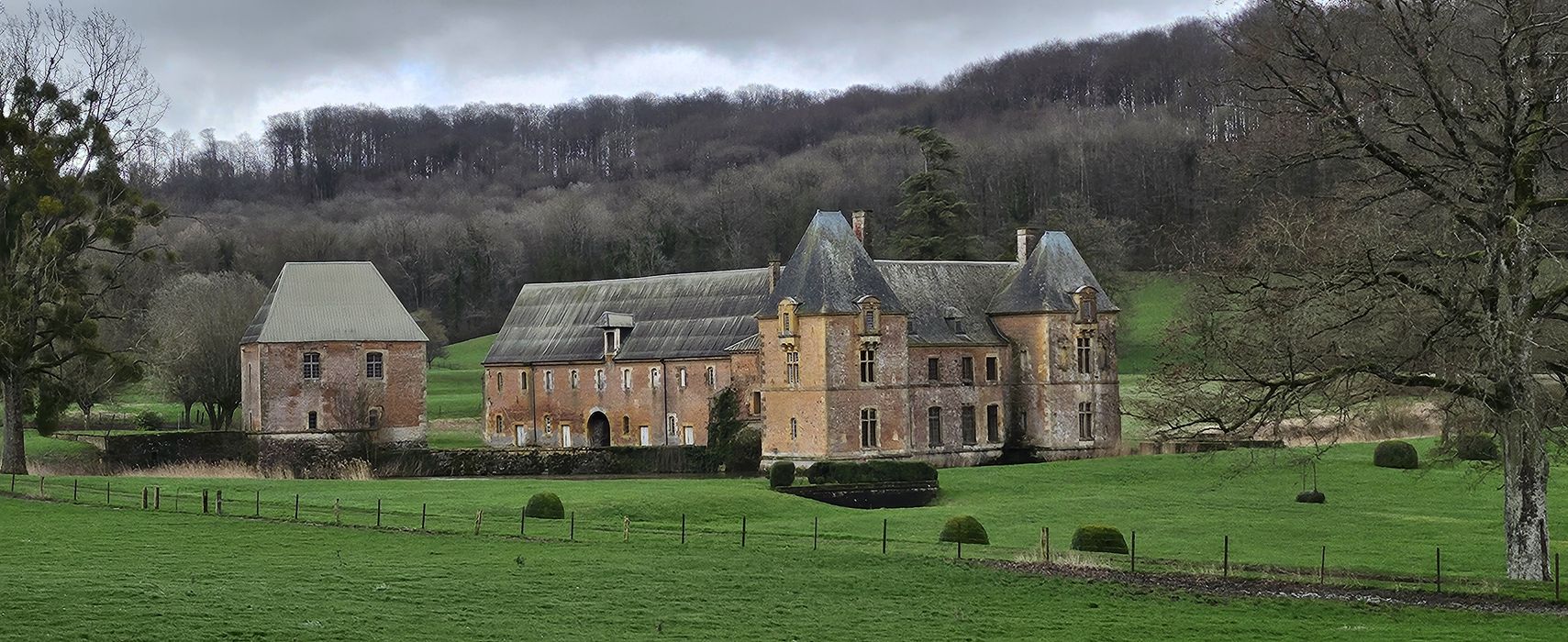 vue générale du bâtiment dans son environnement depuis le Nord-Ouest