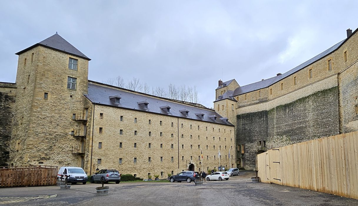 haute cour, façades est, sud et ouest