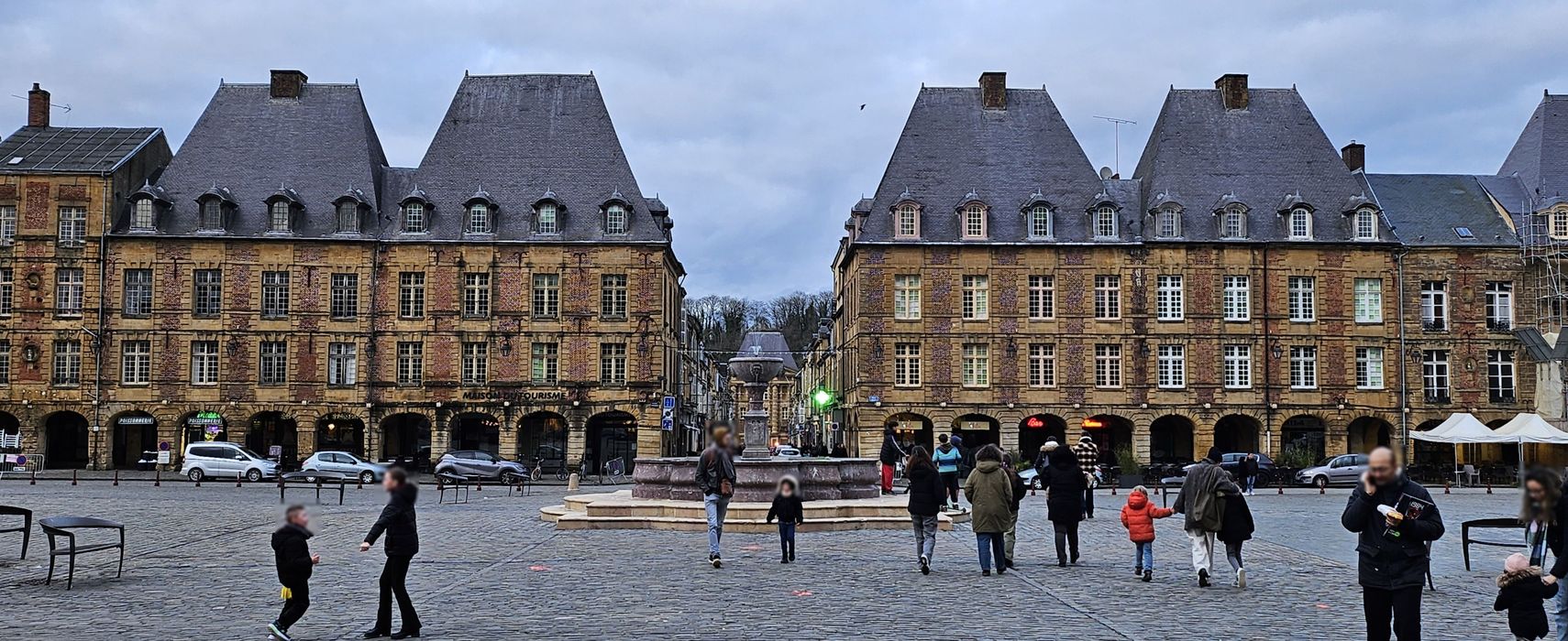 façades des immeubles sur la place