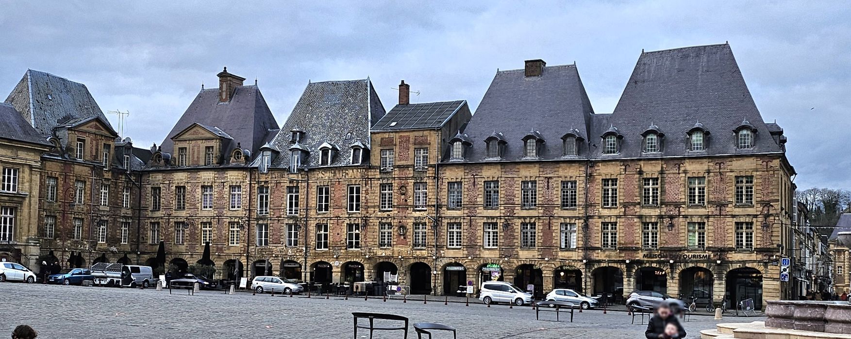 façades des immeubles sur la place