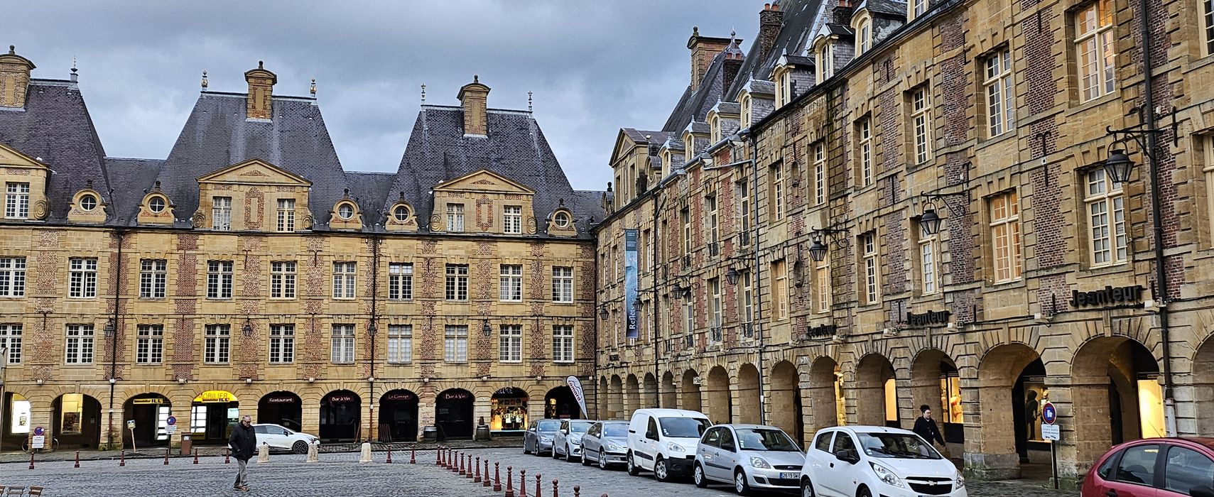 façades des immeubles sur la place