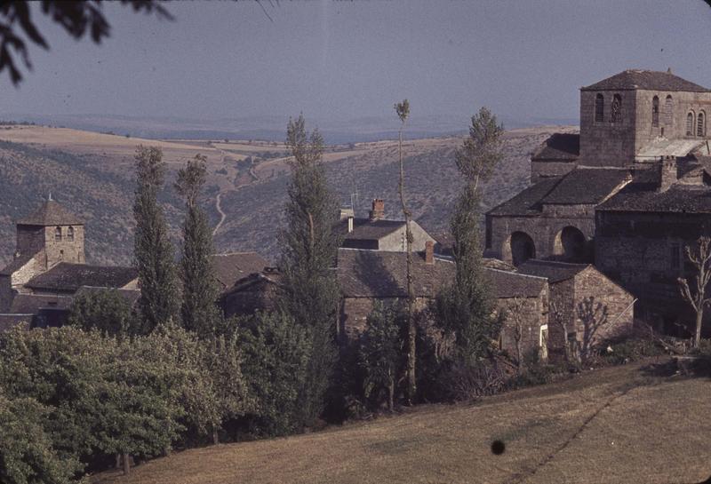 Les deux églises, maisons environnantes