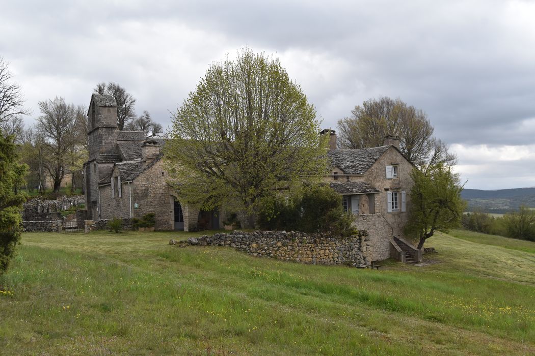 vue partielle de l’église dans son environnement depuis le Sud