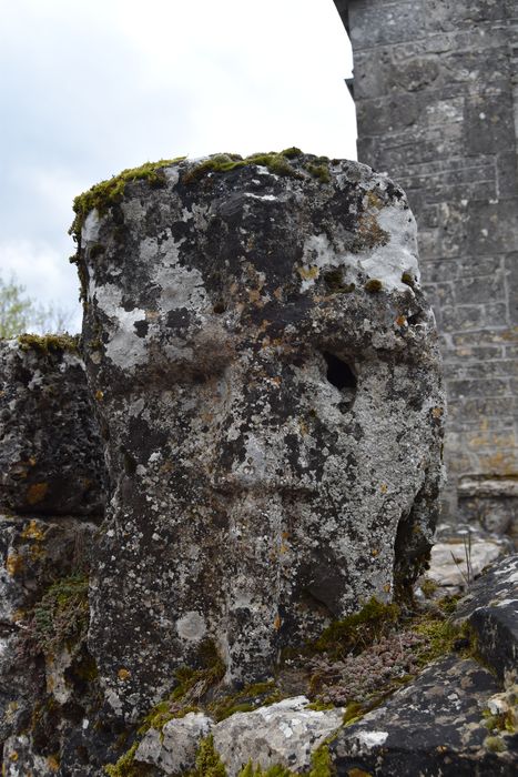 croix sur le mur de clôture du cimetière