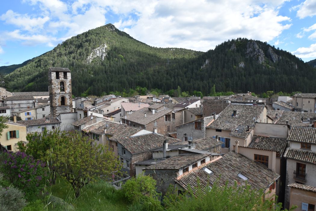 vue partielle de l’église dans son environnement urbain depuis le Nord-Ouest