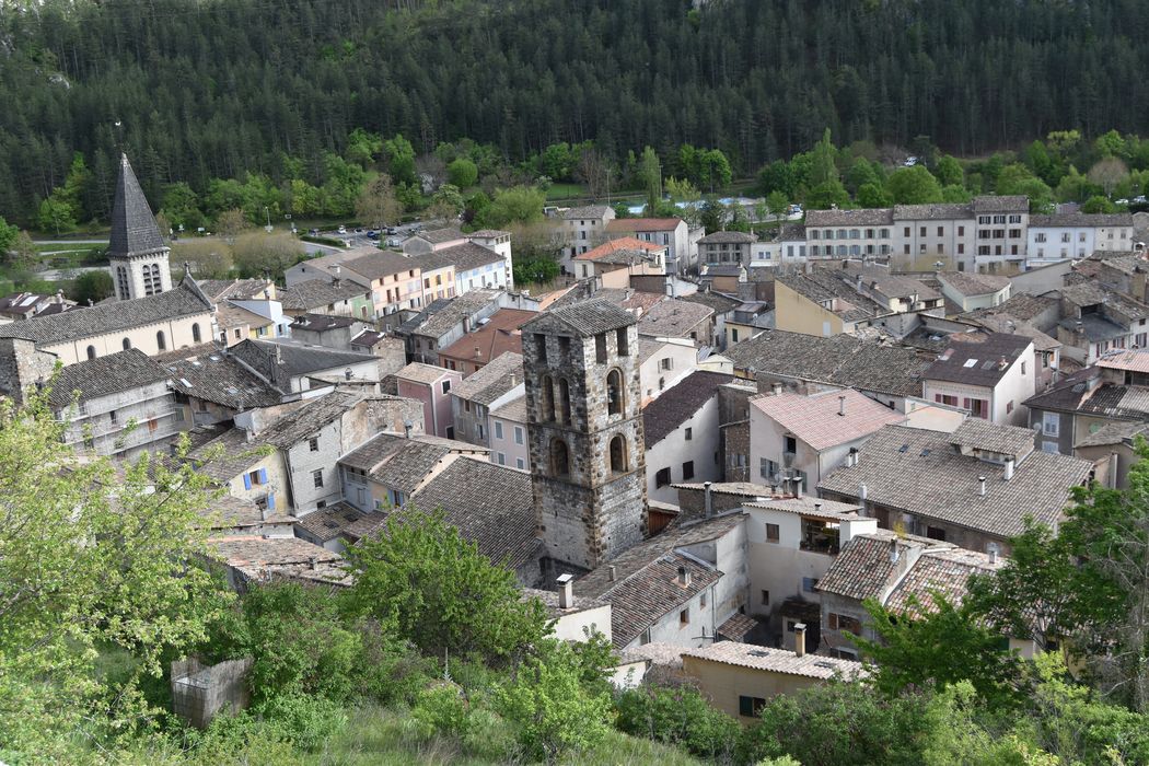 vue partielle de l’église dans son environnement urbain depuis le Nord-Ouest