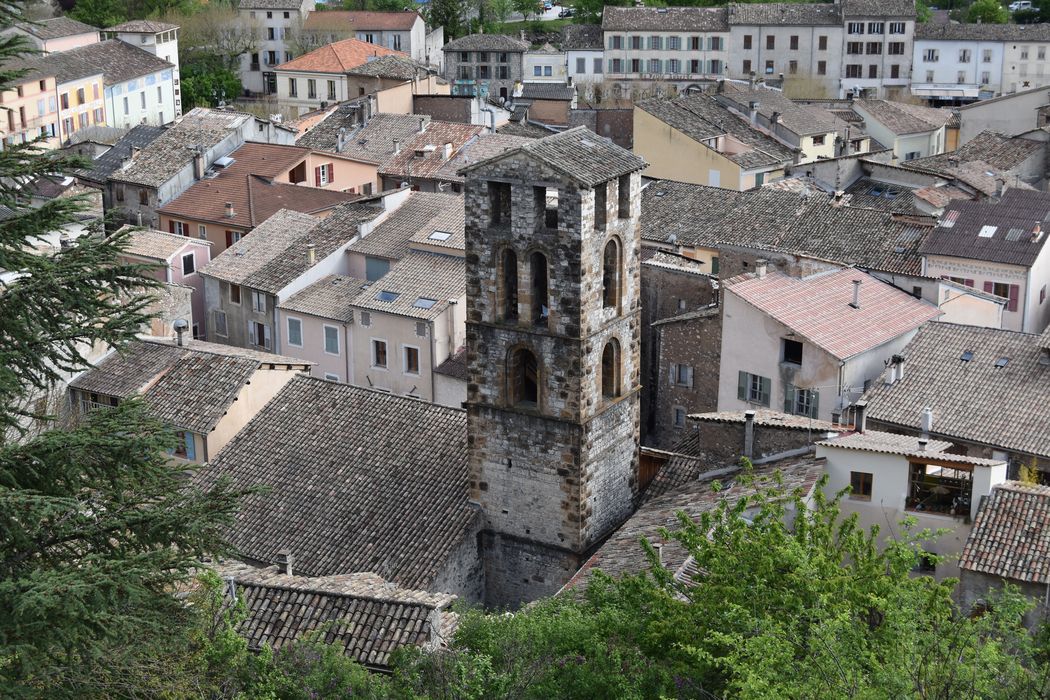 vue partielle de l’église dans son environnement urbain depuis le Nord-Ouest